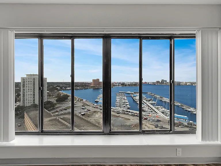 Harbor Tower Apartments — Photo 17