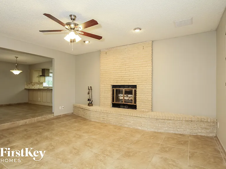 11202 N 38th Ave — Photo 2