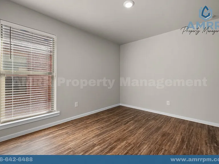 2031 Kenwood Ave — Photo 10