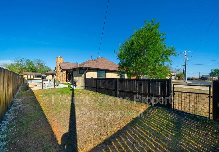 303 Schneider St — Photo 4
