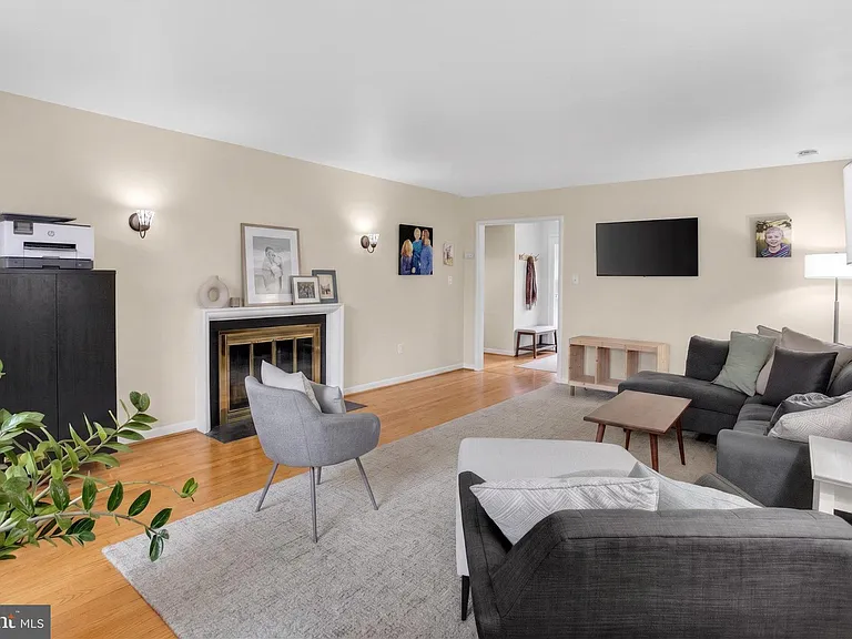 5703 Cromwell Dr — Photo 8