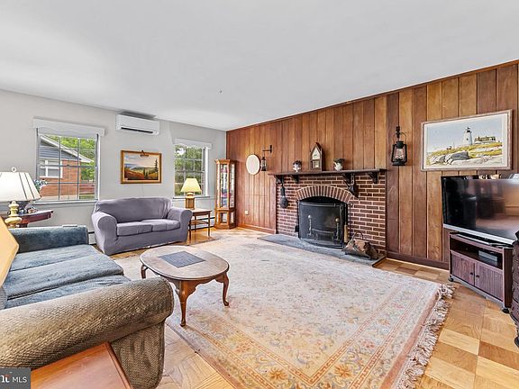 4th image of 8316 Macarthur Rd