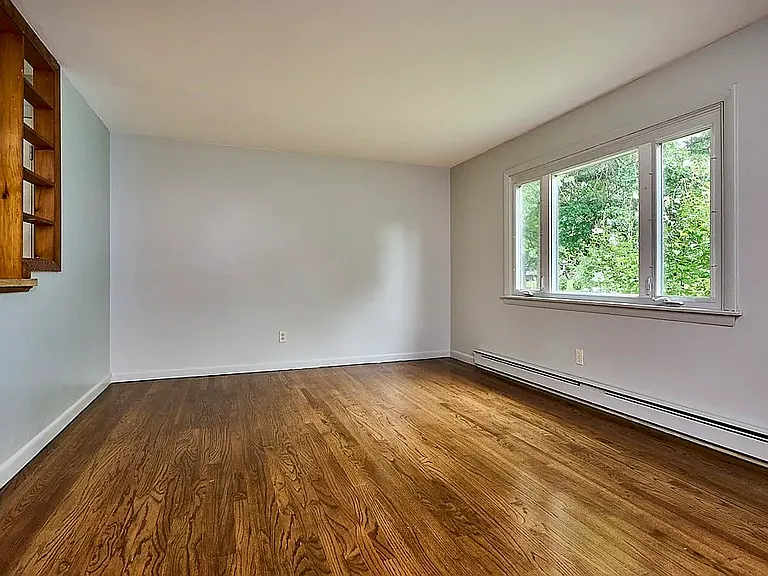 85 Longmeadow Dr — Photo 6