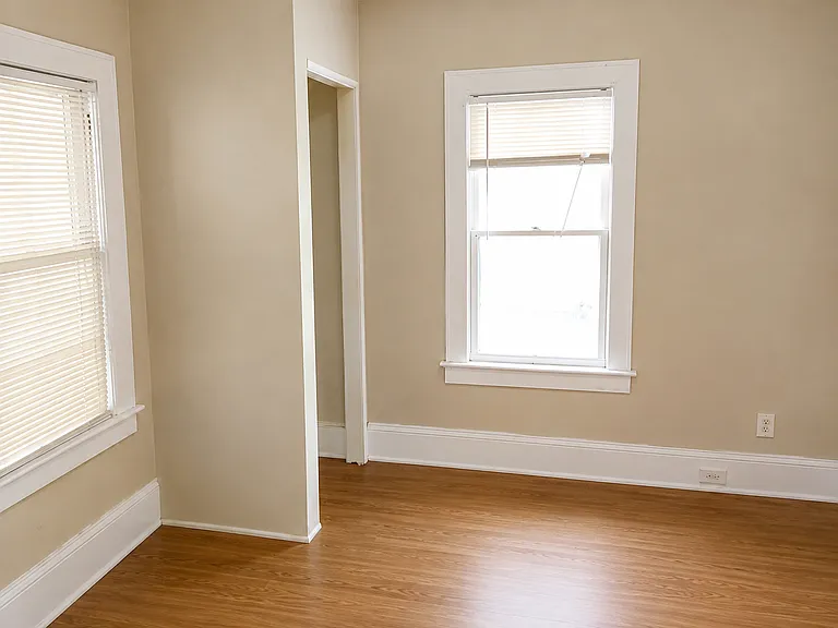 725 W 16th St — Photo 3