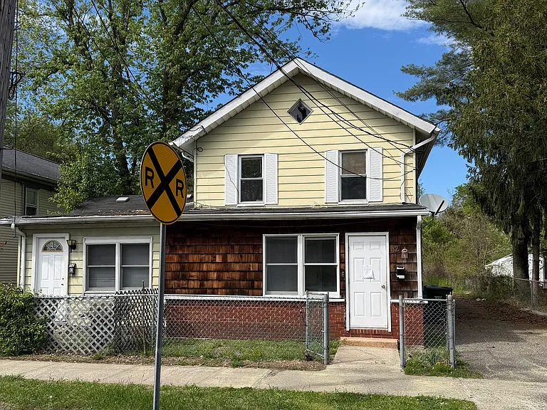 12 Brown Ave #B — Photo 1