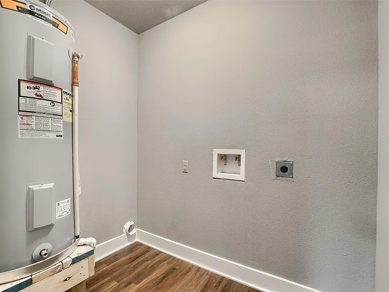 5909 Lago Vista Way #D — Photo 24