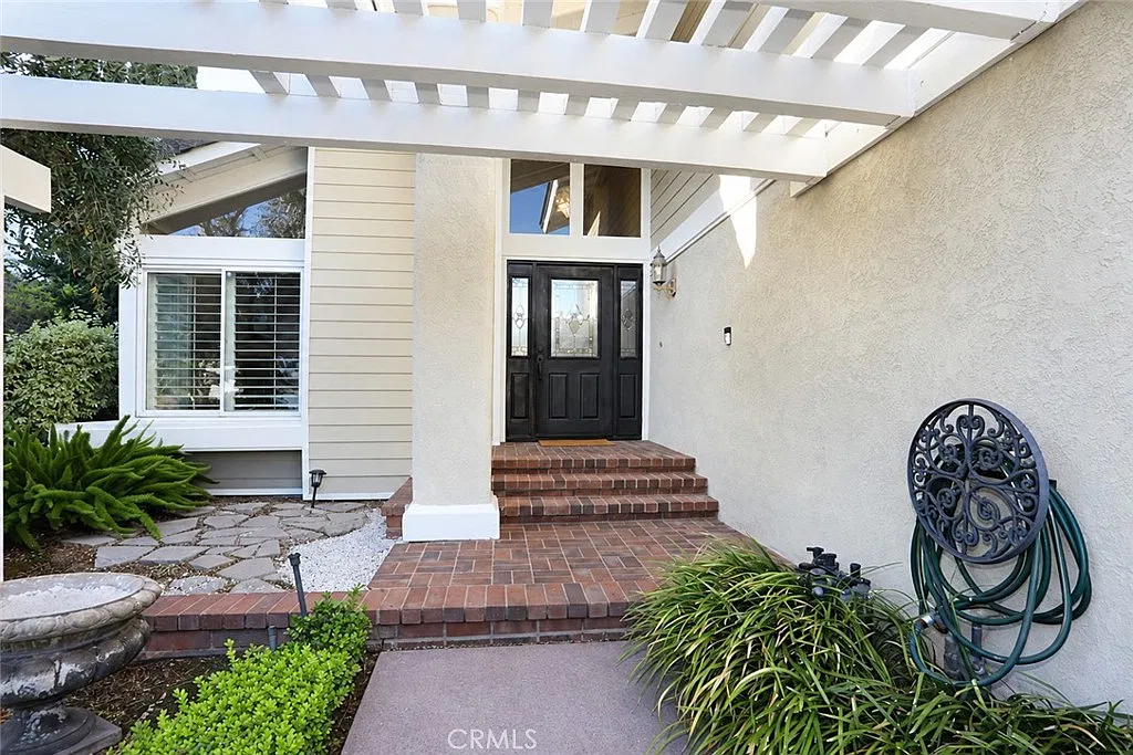 4 bed, 2.5 bath, 2400 sqft, $5,900 — Photo 3