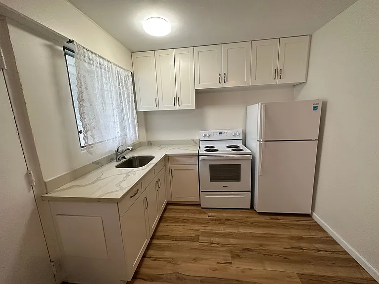 369 Hobron Ln — Photo 3