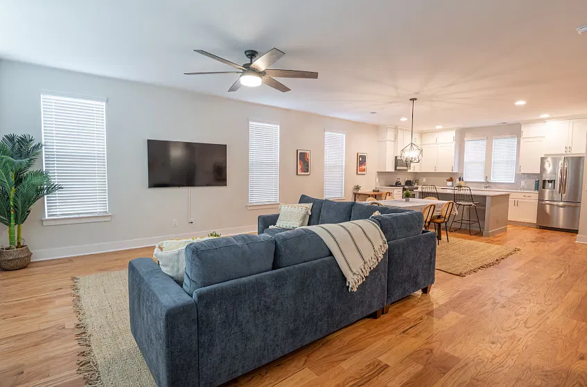 4 bed, 3.5 bath, 2296 sqft, $4,000 — Photo 2