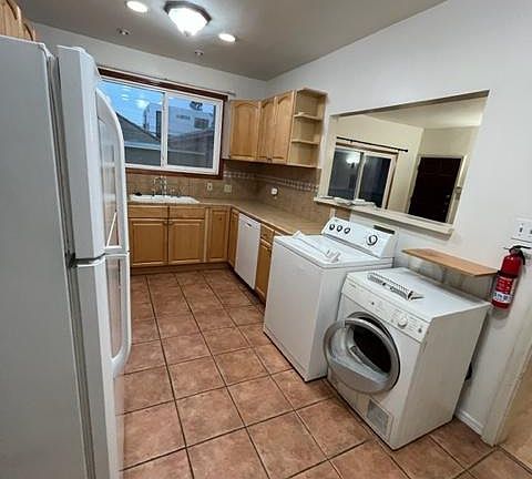 3rd image of 606 N Sycamore Ave #1/4