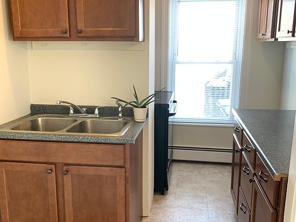 3rd image of 122 Suffolk Ave Floor 1