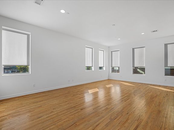 4th image of 1715 Bennett Ave #104
