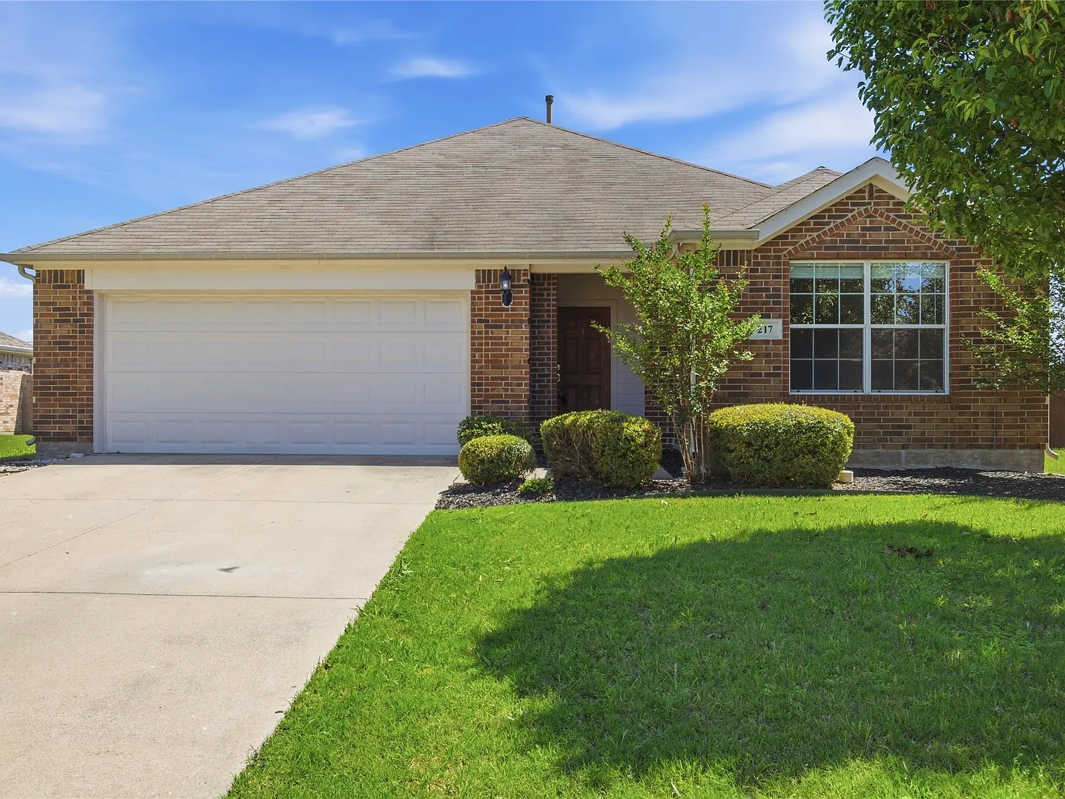 3 bed, 2.0 bath, 1668 sqft, $2,100 — Photo 1