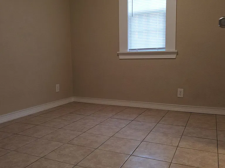 213 W Seneca St — Photo 10
