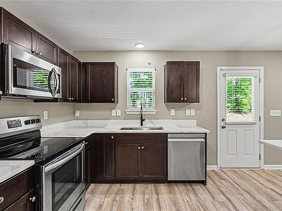 5th image of 1128 Oak Hollow Ln