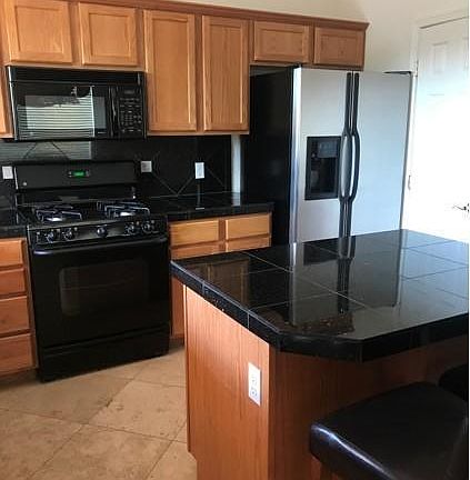 4th image of 370 Vargas St