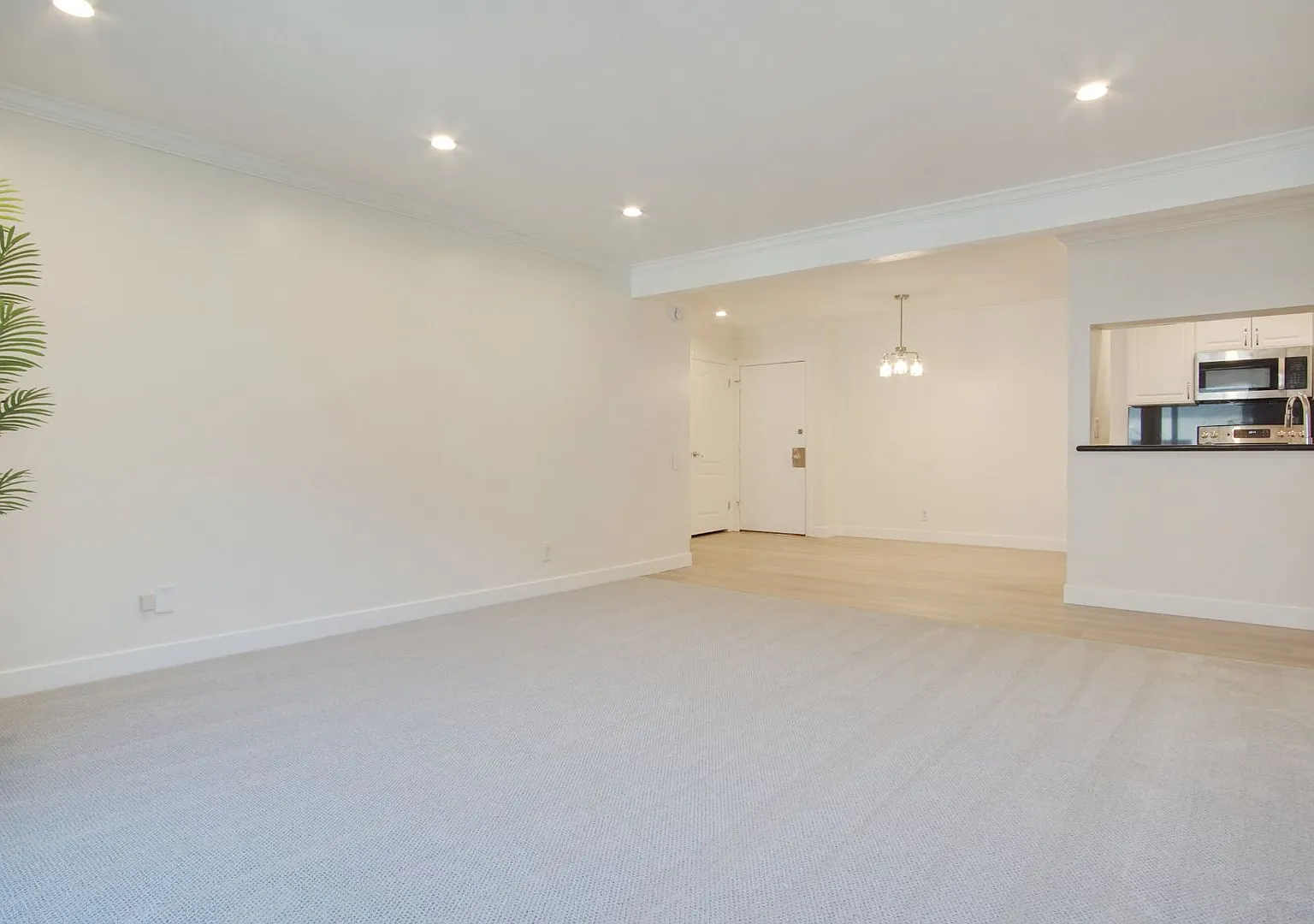 2 Bedroom 2 Bathroom Condo in Encino — Photo 3