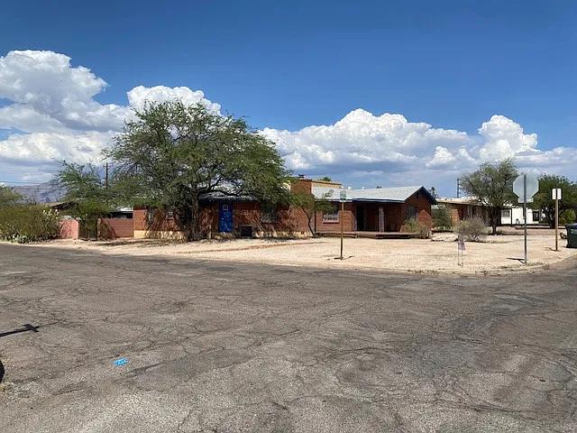 1405 E Lester St — Photo 1