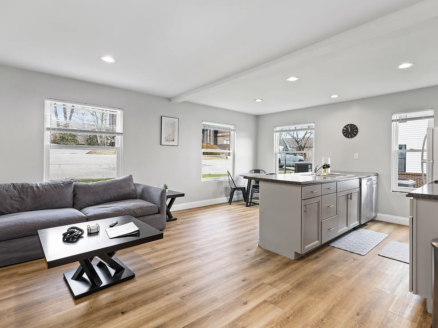2 bed, 1000 sqft, $1,650 — Photo 2