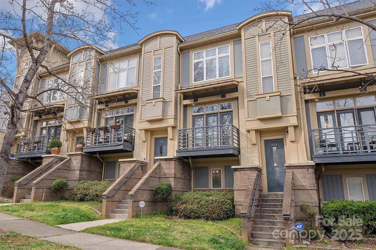 2 bed, 1017 sqft, $2,100 — Photo 1