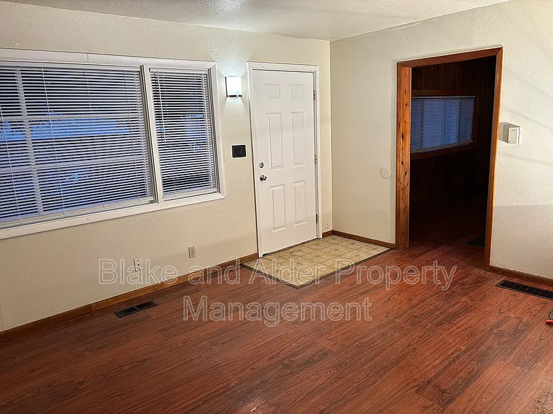 3 bed, 1.0 bath, 1200 sqft, $2,495 — Photo 2