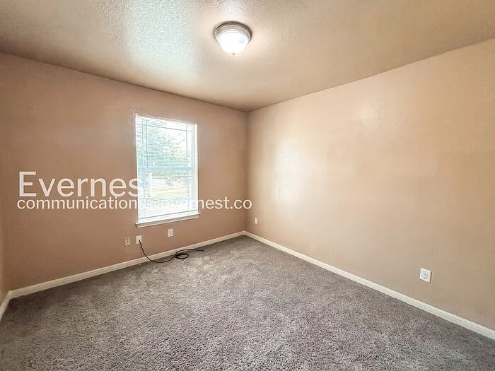 501 W Vega Ln — Photo 11