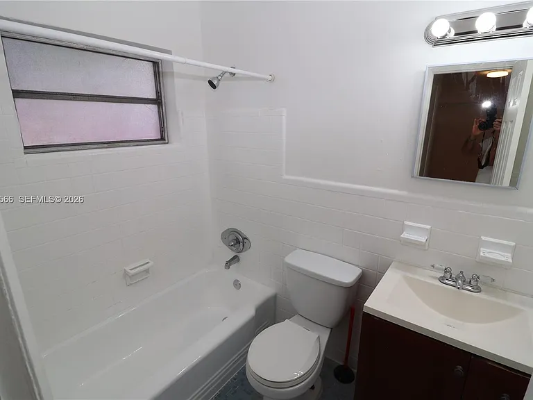 915 NE 16th Ter #5 — Photo 5