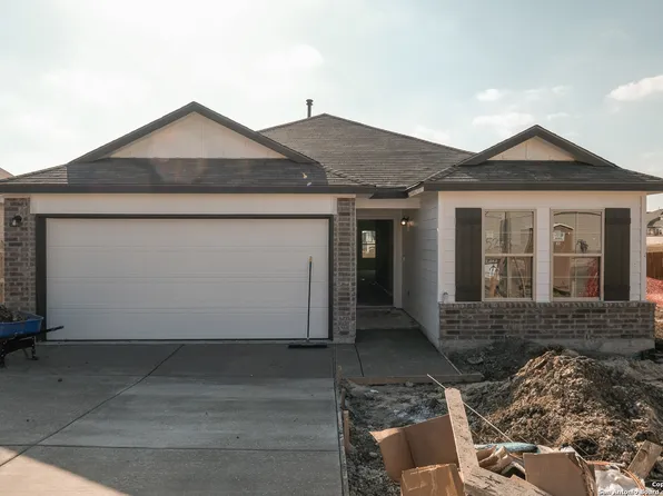 104 Reno Trail, Floresville, TX 78114