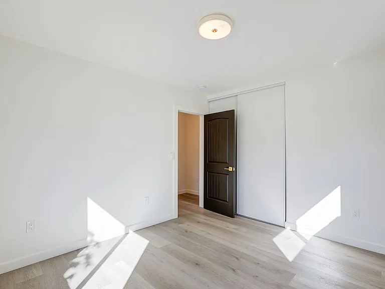 Riverside Residences — Photo 13