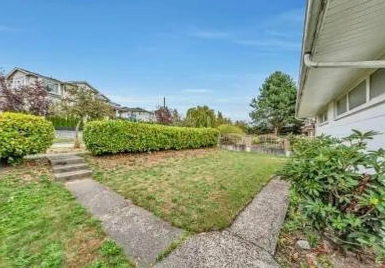2208 Burquitlam Dr — Photo 17