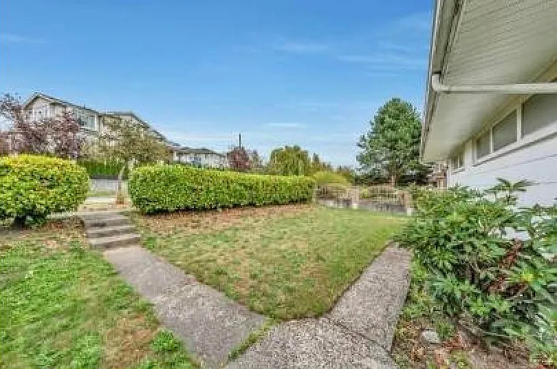 2208 Burquitlam Dr