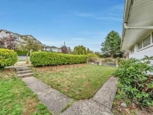2208 Burquitlam Dr, Vancouver, BC V5P 2P1