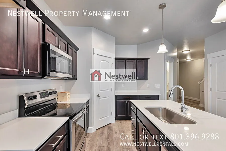 Beautiful and modern townhome in Lehi! — Photo 4