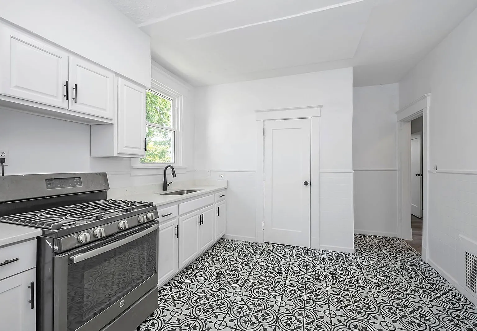 4 bed, 1.0 bath, 1250 sqft, $2,695 — Photo 1