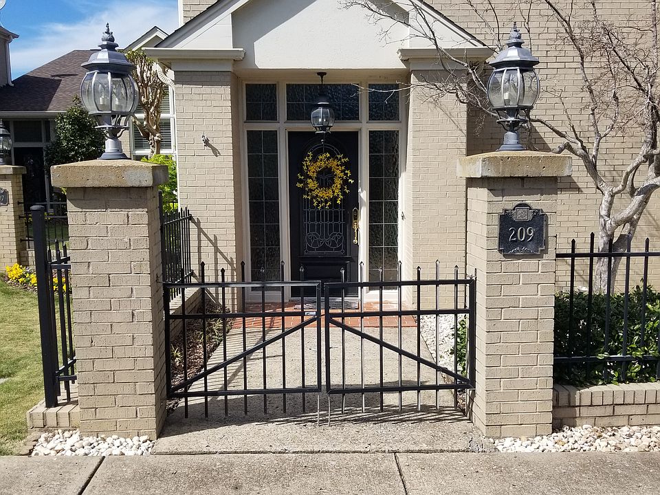 Front view of home.