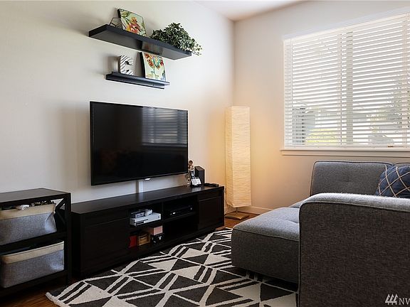 2nd image of 1337 51st Pl NE