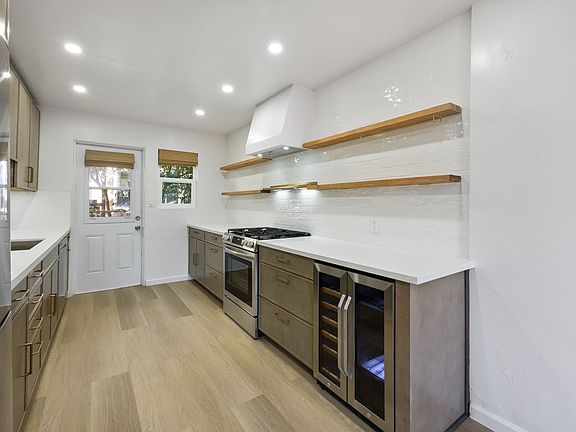 4th image of 4627 Bayard St #4631