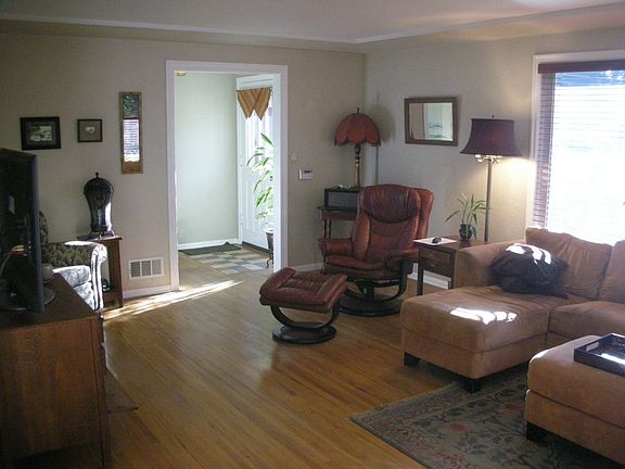 3rd image of 714 Carlyon Ave SE