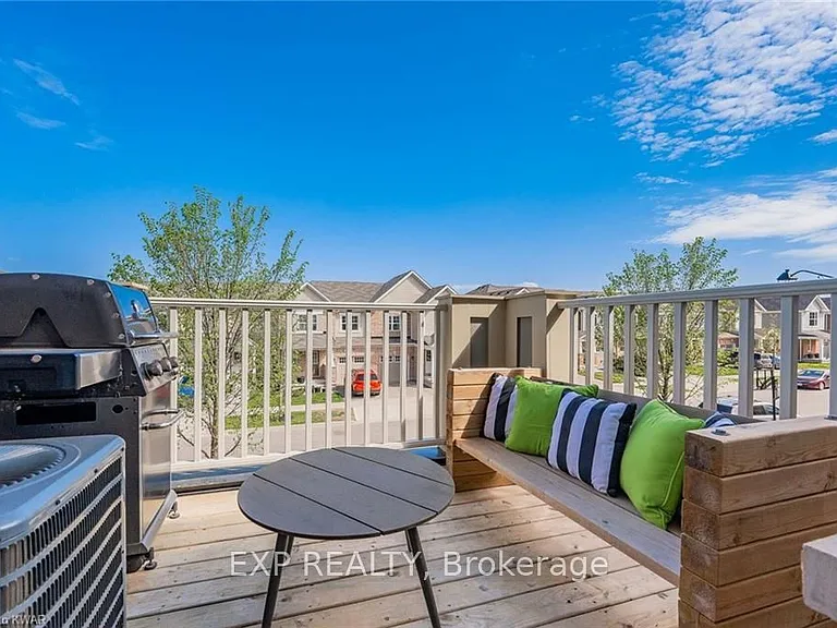 8 Stratus St — Photo 18