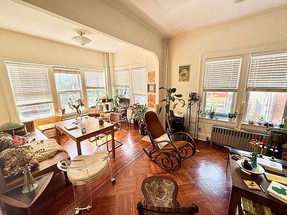 4th image of 205 E 16th St #1
