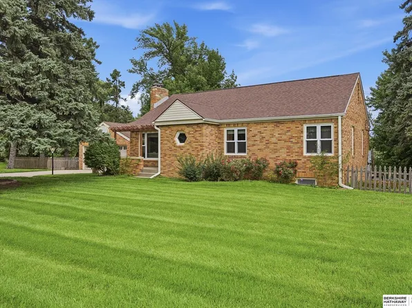 3711 Aurora Dr, Omaha, NE 68134