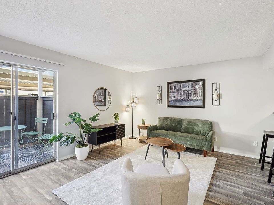Hollyhills Apartments Denton TX- Model Living Room