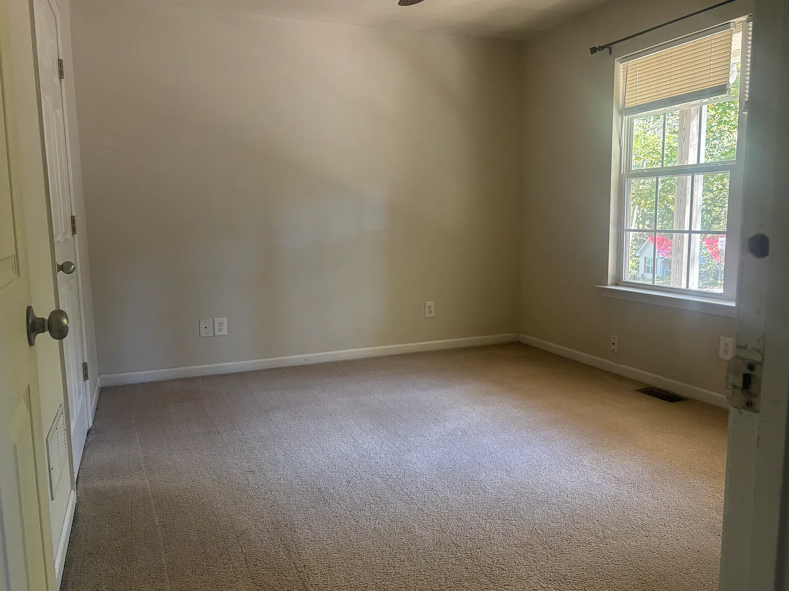 6 bed, 2700 sqft, $1,950 — Photo 3