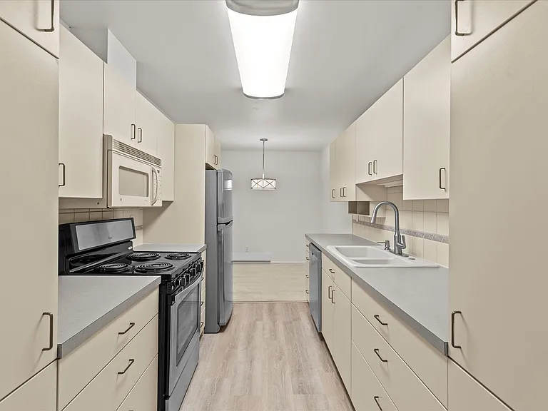 Kitchen - lots of cupboard space