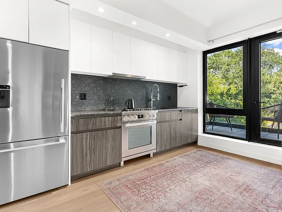 435 Tompkins Ave #303