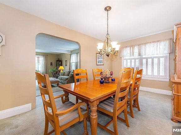 4th image of 104 Stone St