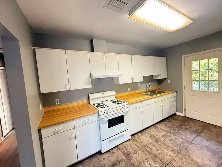 1045 Locust St — Photo 10
