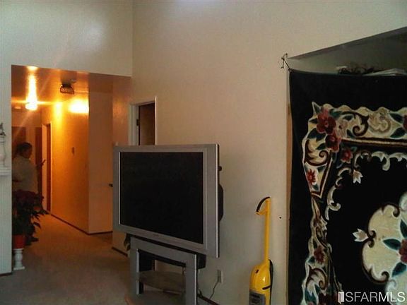 3rd image of 320 Craig Ct