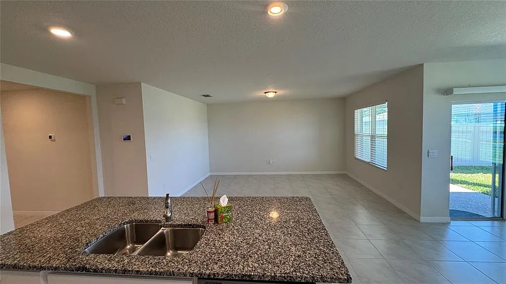 3 bed, 2.0 bath, 1676 sqft, $2,145 — Photo 3
