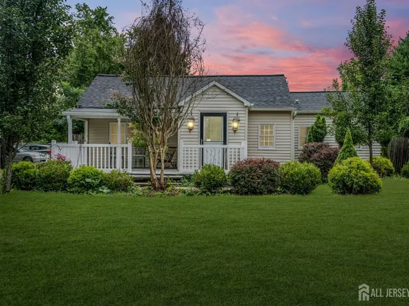 247 Friendship Rd, Cranbury, NJ 08512